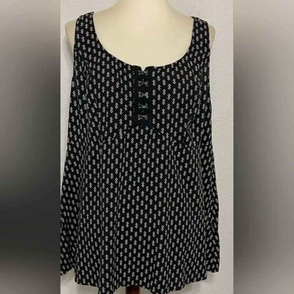Torrid Black and White Patterned Women's Top Size 2 (2X)